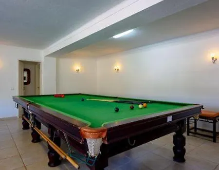Villa Vale Do Garrao Sleeps 12 Pool